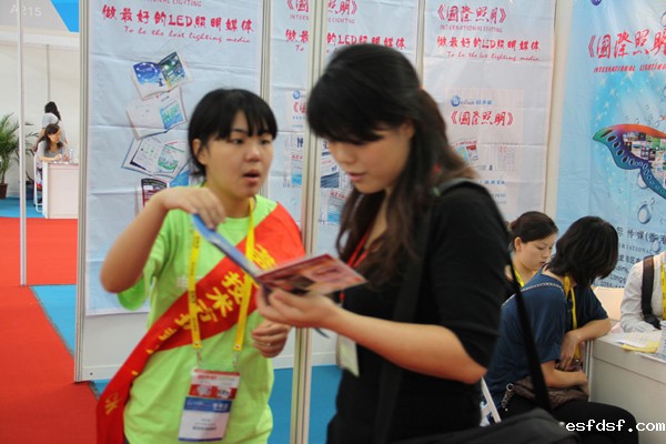  EP工作人员向观众派发Expo Pack