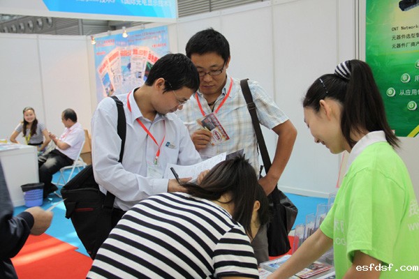 EP工作人员向观众介绍Expo Pack