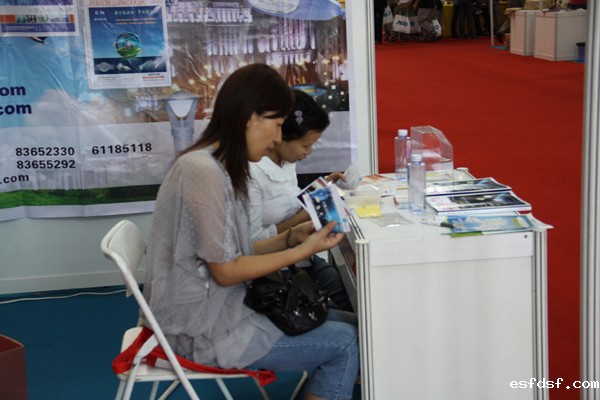 创新方案展示区观众认真查看EP场景图之一